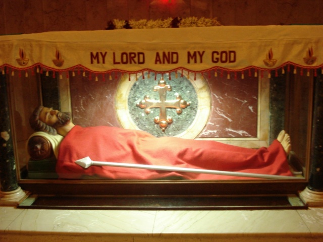 2008/03(March)/AroundTheWorld/1st 4 Stops/640x480_22  Chennai St. Thomas  buried here (model shown).jpg